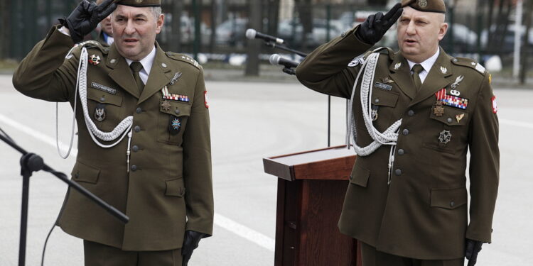 24.03.2023 Kielce. Uroczystość objęcia przez pułkownika Sławomira Machniewicza dowódcy 10. Świętokrzyskiej Brygady Obrony Terytorialnej. Na zdjęciu od lewej: płk Sławomir Machniewicz i dowódca WOT generał brygady Maciej Klisz / Fot. Jarosław Kubalski - Radio Kielce