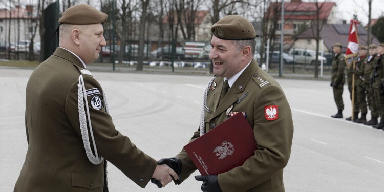 24.03.2023 Kielce. Uroczystość objecia przez pułkownika Sławomira Machniewicza dowódcy 10. Świętokrzyskiej Brygady Obrony Terytorialnej. Na zdjęciu od lewej: płk Sławomir Machniewicz i dowódca WOT generał brygady Maciej Klisz / Fot. Jarosław Kubalski - Radio Kielce