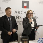 29.03.2023 Kielce. Archiwum Państwowe. Konferencja i wystawa „Święty Krzyż w źródle archiwalnym". Na zdjęciu prof. Jerzy Gapys – dyrektor Instytutu Historii UJK i dr Wiesława Rutkowska – dyr. Archiwum Państwowego w Kielcach / Fot. Jarosław Kubalski - Radio Kielce