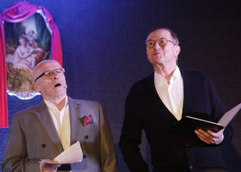 30.03.2023 Podzamcze. "Podwieczorek u Starostów". Na zdjęciu od lewej Andrzej Pieczyński i Piotr Cyrwus / Fot. Jarosław Kubalski - Radio Kielce