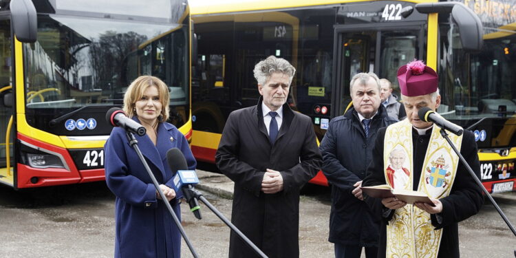 31.03.2023 Kielce. MPK. Poświęcenie nowych autobusów. Na zdjęciu od lewej: wiceminister sportu Anna Krupka, senator Krzysztof Słoń, dyrektor MPK Zbigniew Piękny i biskup Marian Florczyk / Fot. Jarosław Kubalski - Radio Kielce