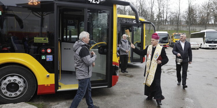 31.03.2023 Kielce. MPK. Poświęcenie nowych autobusów. Poświęcenia dokonał biskup Marian Florczyk / Fot. Jarosław Kubalski - Radio Kielce