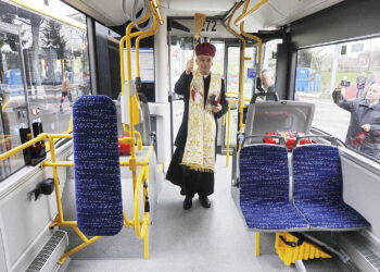 31.03.2023 Kielce. MPK. Poświęcenie nowych autobusów. Poświęcenia dokonał biskup Marian Florczyk / Fot. Jarosław Kubalski - Radio Kielce