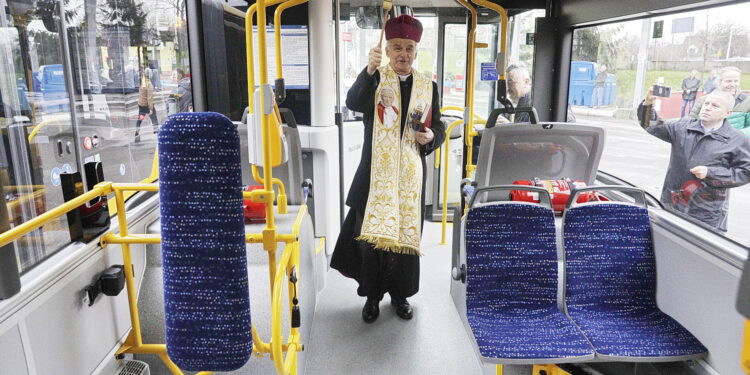 31.03.2023 Kielce. MPK. Poświęcenie nowych autobusów. Poświęcenia dokonał biskup Marian Florczyk / Fot. Jarosław Kubalski - Radio Kielce