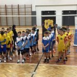 Siatkarskie Mistrzostwa Województwa Świętokrzyskiego. Najlepsze zespoły turnieju (od lewej) PSP nr 7 Skarżsko-Kamienna, PSP nr 1 Busko-Zdrój, PSP nr 2 Pińczów i PSP Niekłań / Fot. Jakub Rożek - Radio Kielce