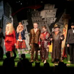 21.03.2023. Kielce. Spektakl „W butach. Kot w butach” / Źródło: Teatr Lalki i Aktora „Kubuś” im. Stefana Karskiego w Kielcach