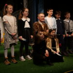 21.03.2023. Kielce. Spektakl „W butach. Kot w butach” / Źródło: Teatr Lalki i Aktora „Kubuś” im. Stefana Karskiego w Kielcach