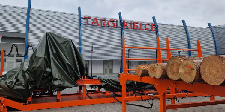 Maszyny na targi Las-Expo już w Kielcach. Przygotowują się do pokazów dynamicznych - Radio Kielce Maszyny na targi Las-Expo już w Kielcach. Przygotowują się do pokazów dynamicznych - Radio Kielce