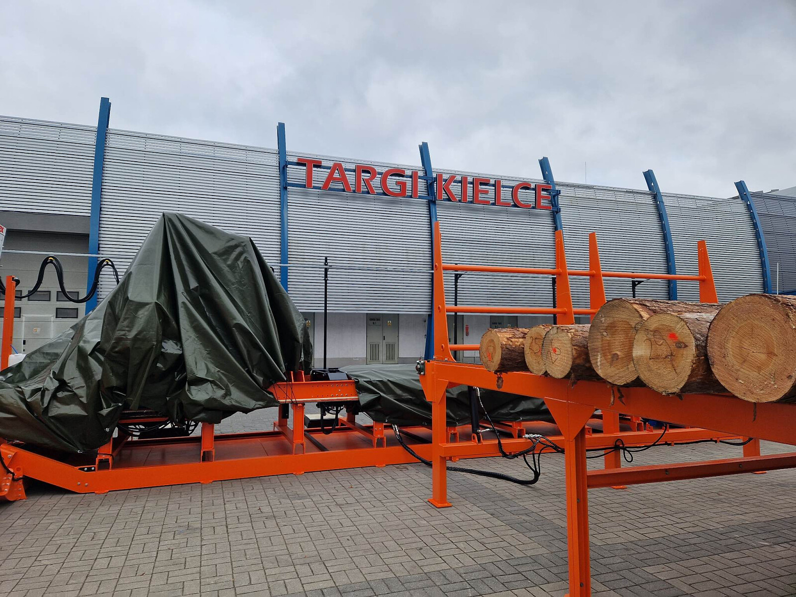 Maszyny na targi Las-Expo już w Kielcach. Przygotowują się do pokazów dynamicznych - Radio Kielce Maszyny na targi Las-Expo już w Kielcach. Przygotowują się do pokazów dynamicznych - Radio Kielce