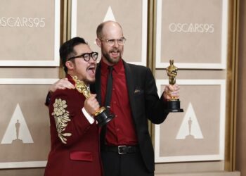 13.03.2023. USA. Gala Oscarów. Na zdjęciu (od lewej): Daniel Kwan i Daniel Scheinert - twórcy filmu„Wszystko wszędzie naraz”, który zdobył siedem statuetek, w tym dla najlepszego filmu / Fot. PAP/EPA.