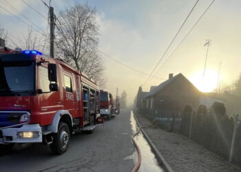 Pożar samochodu. Pięć zastępów straży w akcji