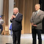 13.03.2023. Kielce, WDK. Dzień Sołtysa Powiatu Kieleckiego. Na zdjęciu (od lewej): poseł Krzysztof Lipiec, Mirosław Gębski - starosta kielecki. / Fot. Michał Kita - Radio Kielce