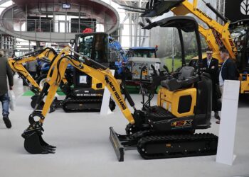 Pierwsza seryjnie produkowana koparka elektryczna - Radio Kielce