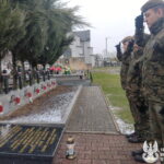 28.03.2023 Oleszno. Terytorialsi przy symbolicznym grobie swojego patrona. / Fot. ŚBOT