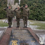 28.03.2023 Oleszno. Terytorialsi przy symbolicznym grobie swojego patrona. / Fot. ŚBOT