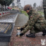 28.03.2023 Oleszno. Terytorialsi przy symbolicznym grobie swojego patrona. / Fot. ŚBOT