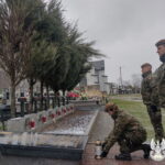 28.03.2023 Oleszno. Terytorialsi przy symbolicznym grobie swojego patrona. / Fot. ŚBOT