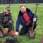 06.04.2023. Busko-Zdrój. Sadzenie dzikich róż. W sadzeniu krzewów wzięli udział członkowie Stowarzyszenia Razem Dzieciom, w tym Bogusława Majcherczak - przewodnicząca stowarzyszenia oraz prezes Warszawskiego Klubu Przyjaciół Ziemi Kieleckiej Przemysław Saltarski / źródło: Stowarzyszenie Razem Dzieciom