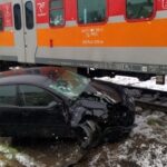06.04.2023. Wełecz. Zderzenie auta osobowego z pociągiem / Fot. KW PSP Kielce