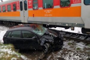 06.04.2023. Wełecz. Zderzenie auta osobowego z pociągiem / Fot. KW PSP Kielce