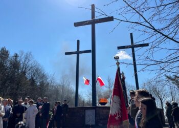 Pamięć o ofiarach Katynia trwa przy Trzech Krzyżach