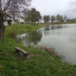 27.04.2023. Sieradowice. Auto wjechało do wody / Fot. policja