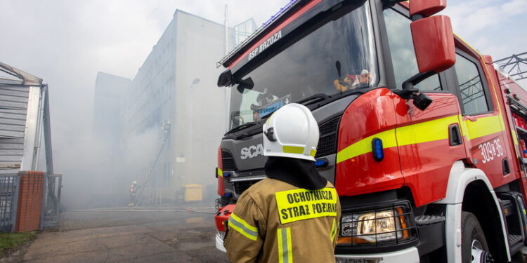 04.04.2023. Bydgoszcz. Akcja gaszenia pożaru w zakładzie produkującym tekstylia na Osowej Górze / Fot. Mikołaj Kuras - PAP