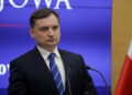 13.04.2023. Warszawa. Minister sprawiedliwości, prokurator generalny Zbigniew Ziobro podczas briefingu prasowego w Prokuraturze Krajowej w Warszawie, nt. działań prokuratury w sprawie oszustw związanych z importem ukraińskiego zboża / Fot. Albert Zawada - PAP