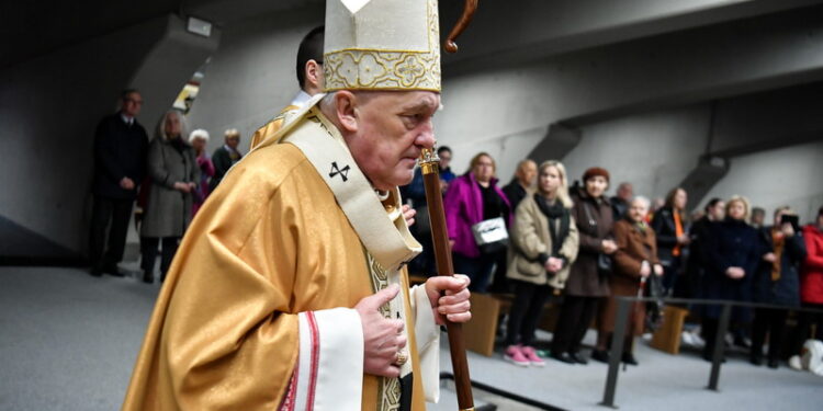 Kard. Nycz: prośmy Boga, by modlitwa za tych, którzy zginęli w katastrofie smoleńskiej nas łączyła, a nie dzieliła