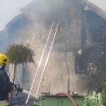 Pożar domu mieszkalnego. W akcji 24 strażaków - Radio Kielce Pożar domu mieszkalnego. W akcji 24 strażaków