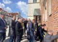 10.04.2023. Sandomierz. 13. rocznica katastrofy smoleńskiej. Złożenie kwiatów przy ścianie ratusza / Fot. Grażyna Szlęzak - Radio Kielce