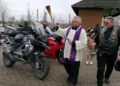 Zapowiada się tłum motocyklistów z koszyczkami - Radio Kielce 08.04.2023. Wiślica. "Moto jajko" - wspólne święcenie pokarmów dla motocyklistów / Fot. Marta Gajda-Kruk - Radio Kielce