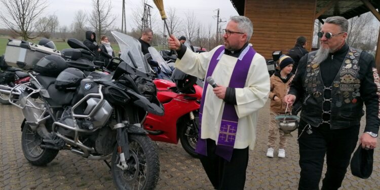 Zapowiada się tłum motocyklistów z koszyczkami - Radio Kielce 08.04.2023. Wiślica. "Moto jajko" - wspólne święcenie pokarmów dla motocyklistów / Fot. Marta Gajda-Kruk - Radio Kielce