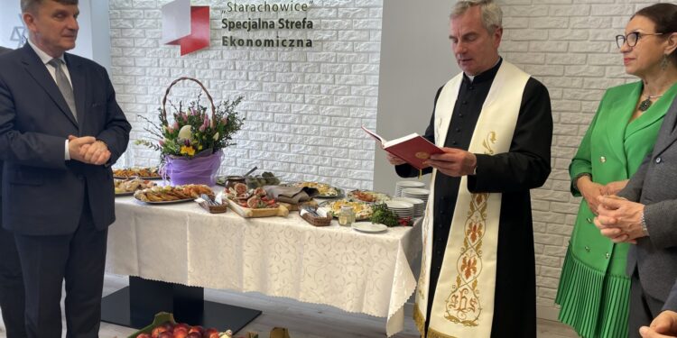 08.04.2023. Starachowice. Spotkanie świąteczne działaczy Prawa i Sprawiedliwości. Na zdjęciu (od lewej): Andrzej Pruś - przewodniczący sejmiku województwa, ks. Sławomir Rak - proboszcz parafii pw. Wszystkich Świętych w Starachowicach, Marianna Noworycka-Gniatkowska - radna RM Kielce / Fot. Anna Głąb - Radio Kielce