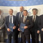 06.04.2023. Kielce. WFOŚiGW. Podpisanie 27-tysięcznej umowy na dofinansowanie inwestycji z programu „Czyste Powietrze”. Na zdjęciu (od lewej): Jan Bryzik - wójt gminy Skarżysko Kościelne, Zbigniew Drabik - beneficjent jubileuszowej umowy, Grzegorz Socha - wiceprezes zarządu WFOŚiGW, Ryszard Gliwiński - prezes zarządu WFOŚiGW, senator Krzysztof Słoń, Paweł Mirowski - zastępca prezesa NFOŚiGW / Fot. Iwona Murawska-Bujnowicz - Radio Kielce