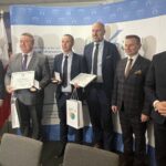 06.04.2023. Kielce. WFOŚiGW. Podpisanie 27-tysięcznej umowy na dofinansowanie inwestycji z programu „Czyste Powietrze”. Na zdjęciu (od lewej): senator Krzysztof Słoń, Jan Bryzik - wójt gminy Skarżysko Kościelne, Zbigniew Drabik - beneficjent jubileuszowej umowy, Grzegorz Socha - wiceprezes zarządu WFOŚiGW, Ryszard Gliwiński - prezes zarządu WFOŚiGW, Paweł Mirowski - zastępca prezesa NFOŚiGW / Fot. Iwona Murawska-Bujnowicz - Radio Kielce