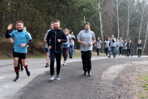 14.04.2023. Las Winiarski. Akcja biegania na ścieżce rowerowej / Fot. Marta Gajda-Kruk - Radio Kielce