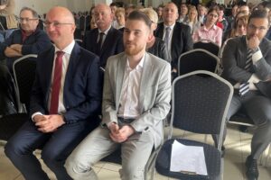 03.04.2023. Opatów. Wręczenie stypendiów ufundowanych przez Fundację Polemika. Na zdjęciu (od lewej): Piotr Wawrzyk - wiceminister spraw zagranicznych i Marcin Wróblewski - prezes Fundacji Polemika / Fot. Grażyna Szlęzak - Radio Kielce