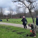 06.04.2023. Busko-Zdrój. Sadzenie dzikich róż / źródło: Stowarzyszenie Razem Dzieciom
