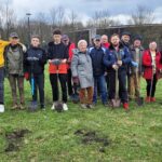06.04.2023. Busko-Zdrój. Sadzenie dzikich róż. W sadzeniu krzewów wzięli udział członkowie Stowarzyszenia Razem Dzieciom, w tym Bogusława Majcherczak - przewodnicząca stowarzyszenia oraz prezes Warszawskiego Klubu Przyjaciół Ziemi Kieleckiej Przemysław Saltarski / źródło: Stowarzyszenie Razem Dzieciom
