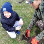 06.04.2023. Busko-Zdrój. Sadzenie dzikich róż / źródło: Stowarzyszenie Razem Dzieciom