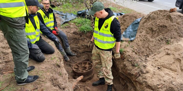 W gdańskim Parku Nadmorskim znaleziono fragmenty czołgu T-34. Wskazał je jeden z mieszkańców