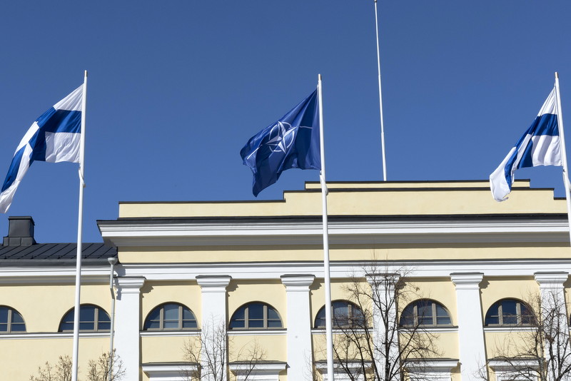Flagi Finlandii i NATO powiewają przed budynkiem fińskiego Ministerstwa Spraw Zagranicznych w Helsinkach, 4 kwietnia Finlandia zostaje 31. członkiem Organizacji Traktatu Północnoatlantyckiego / Fot. EPA/MAURI RATILAINEN