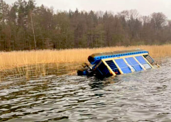 RADIO OLSZTYN. Na jeziorze Niegocin wywrócił się houseboat. Łódź częściowo zatonęła