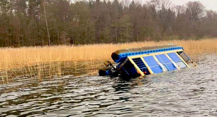 RADIO OLSZTYN. Na jeziorze Niegocin wywrócił się houseboat. Łódź częściowo zatonęła