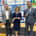 03.04.2023. Suchedniów. Puchar Gór Świętokrzyskich w badmintonie. V Memoriał im. Stefana Pawlukiewicza. Na zdjęciu (od lewej): Dariusz Miernik- zastępca burmistrza Suchedniowa, Anna Krupka- wiceminister sportu i turystyki, Łukasz Korus - dyrektor biura wiceminister Anny Krupki / Fot. Daniel Czwartosz - Radio Kielce