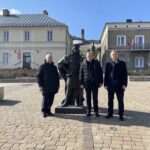 05.04.2023. Chęciny. Wizyta Piotra Glińskiego, wicepremiera i ministra kultury i dziedzictwa narodowego. Na zdjęciu (od lewej): poseł Krzysztof Lipiec, Piotr Gliński - wicepremier i minister kultury i dziedzictwa narodowego,Robert Jaworski - burmistrz Chęcin / Fot. Michał Kita - Radio Kielce