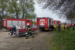 27.04.2023. Sieradowice. Auto wjechało do wody / Fot. policja