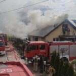 Pożar domu mieszkalnego. W akcji 24 strażaków - Radio Kielce Pożar domu mieszkalnego. W akcji 24 strażaków