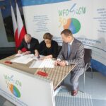 21.04.2023. Kielce. WFOŚiGW. Podpisanie umowy na termomodernizację budynku wspólnoty „Zacisze” w Bałtowie. Na zdjęciu (od lewej): Wojciech Pytlak - członek zarządu wspólnoty mieszkaniowej „Zacisze”, Agnieszka Pyrkowska-Cielebąg - członek zarządu wspólnoty mieszkaniowej „Zacisze”, Ryszard Gliwiński - prezes WFOŚiGW / Fot. Marcin Marszałek – Radio Kielce